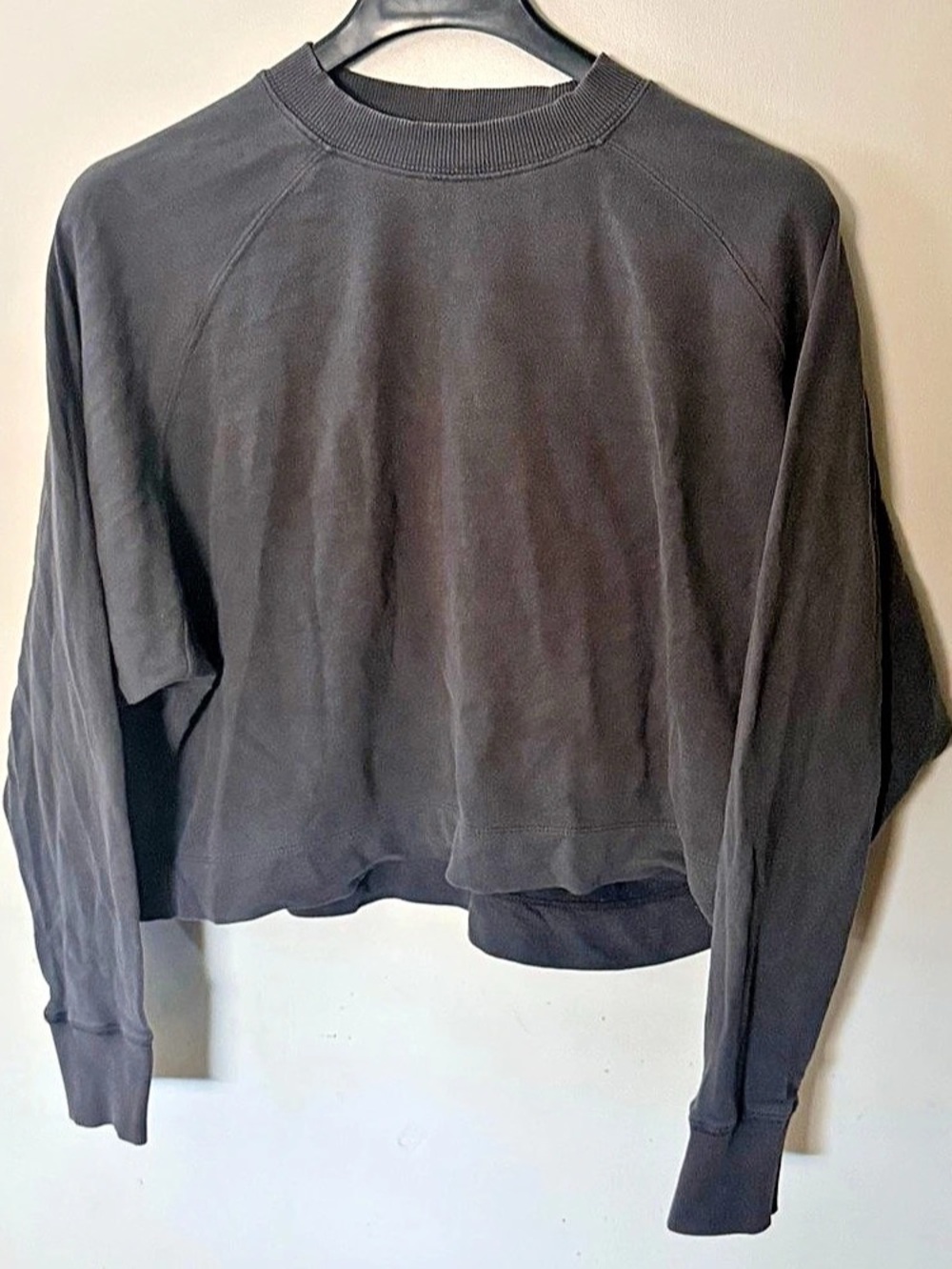 vuori Restore Mini Crew Cropped Crewneck Sweatshirt in black sunfaded fits size